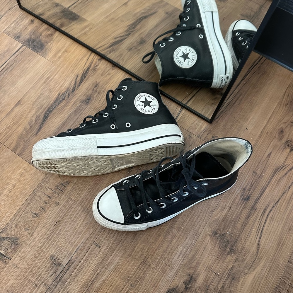 US 7 Chuck Taylor Converse high tops with platform